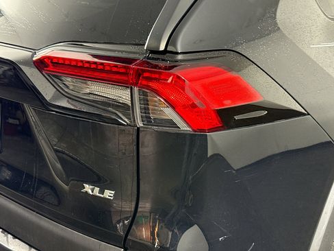 Used 2021 Toyota RAV4 XLE FWD image 34
