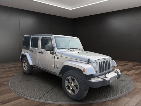Used 2018 Jeep Wrangler Unlimited Sahara w/ Connectivity Group AWD/4WD image 2