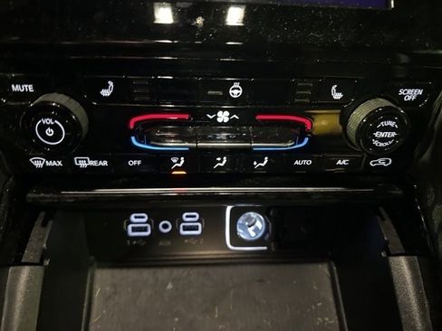 Used 2023 Jeep Grand Cherokee L Laredo image 17