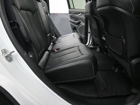 Used 2023 Jeep Grand Cherokee Overland AWD/4WD image 15