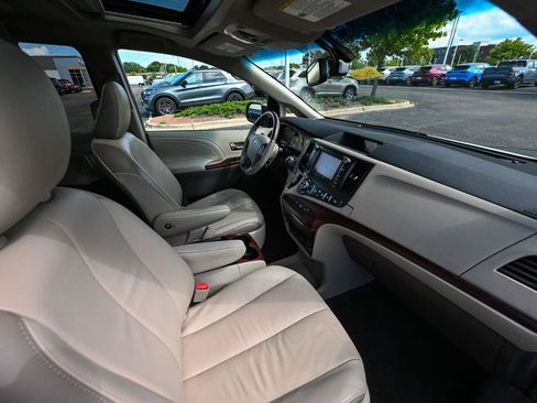 Used 2011 Toyota Sienna Limited w/ Premium Pkg FWD image 25