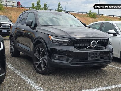 Used 2022 Volvo XC40 T5 R-Design w/ Advanced Package