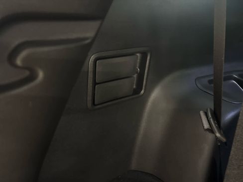 Used 2023 GMC Acadia SLE AWD/4WD image 9
