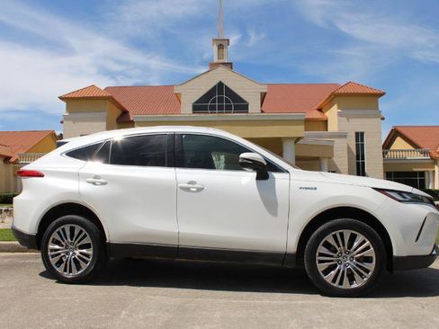 Used 2021 Toyota Venza XLE w/ Softex Package image 3