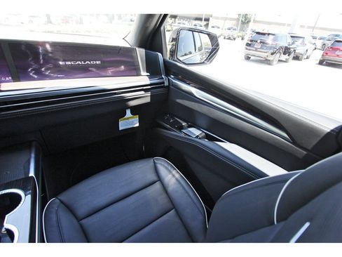 Used 2026 Cadillac Escalade Luxury AWD/4WD image 10
