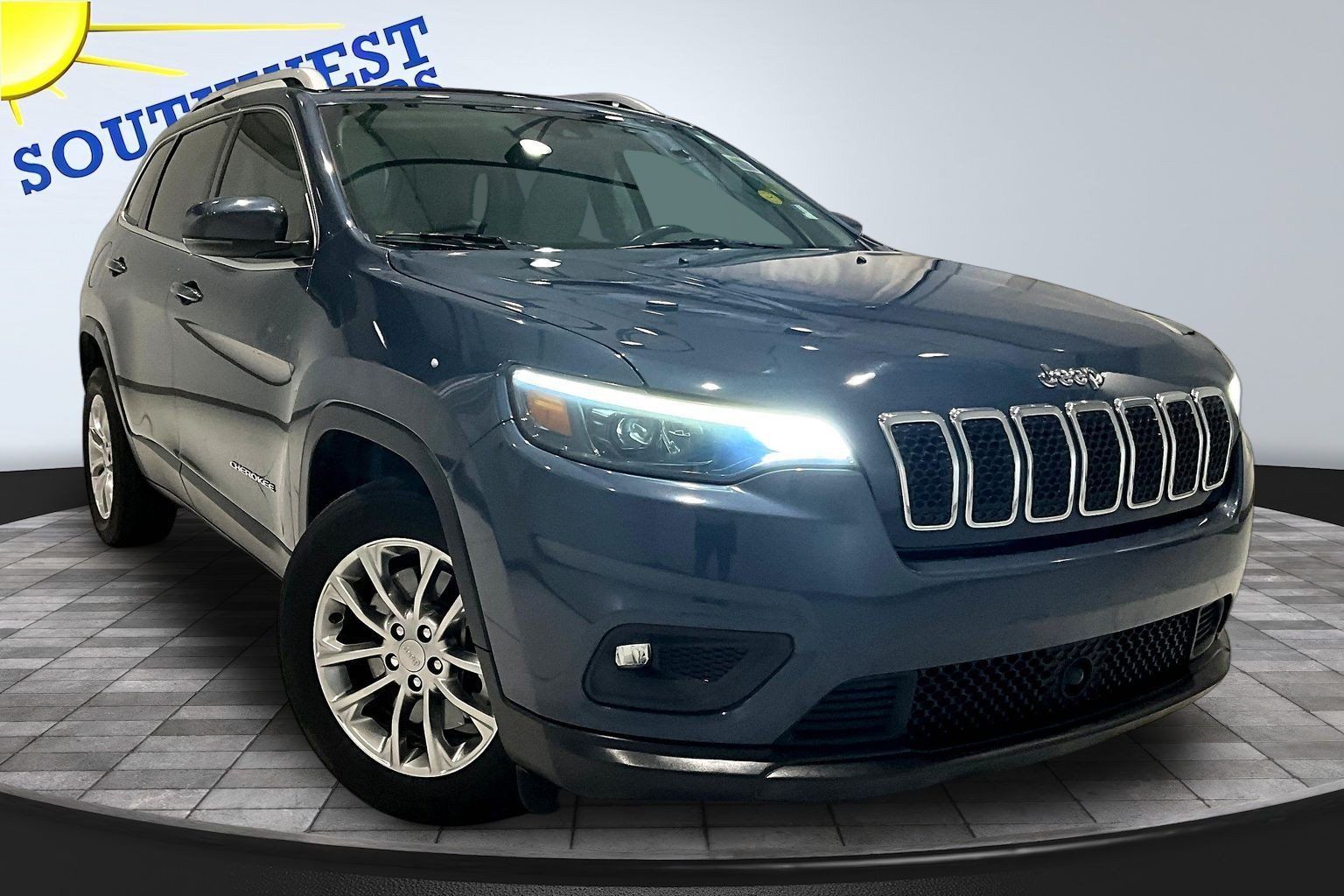Used 2021 Jeep Cherokee Latitude Lux w/ Comfort/Convenience Group FWD image 3