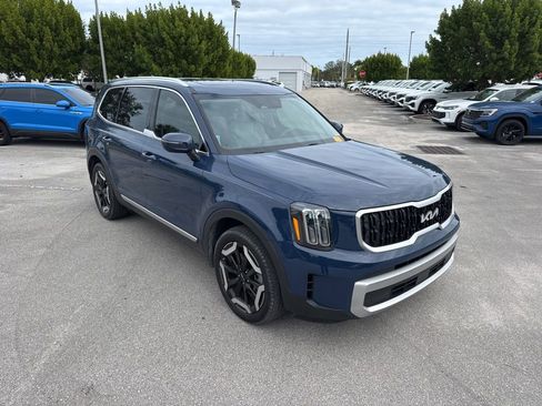 Used 2024 Kia Telluride EX w/ EX Captain's Chair Package image 3