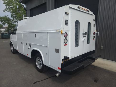 Used 2019 Chevrolet Express 3500 image 3