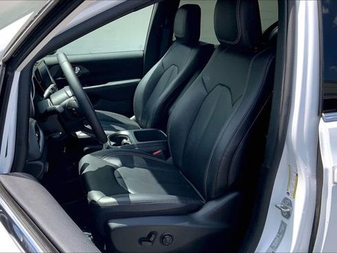 Used 2025 Chrysler Pacifica Select FWD image 24