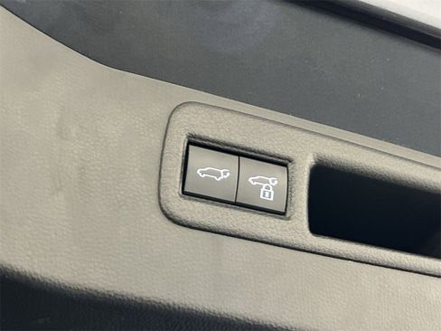 Used 2021 Toyota Venza XLE image 27