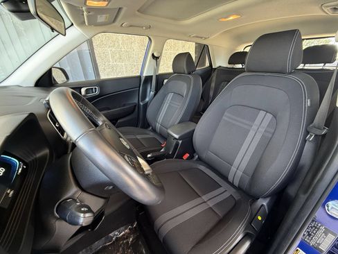 Used 2025 Hyundai Venue SEL FWD image 35