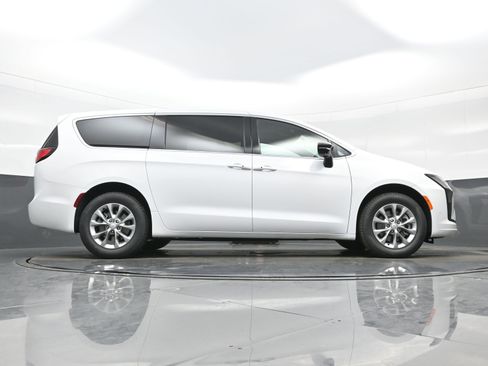 New 2027 Chrysler Pacifica Select AWD/4WD image 17