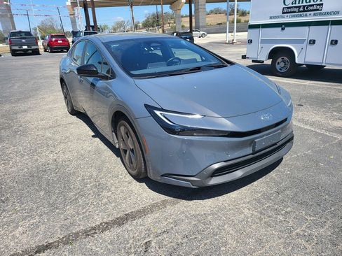Used 2024 Toyota Prius LE image 3