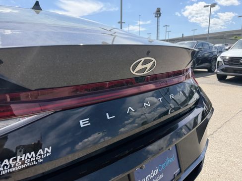 Certified 2025 Hyundai Elantra Limited FWD image 8