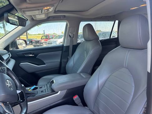 Used 2021 Toyota Highlander XLE AWD/4WD image 12
