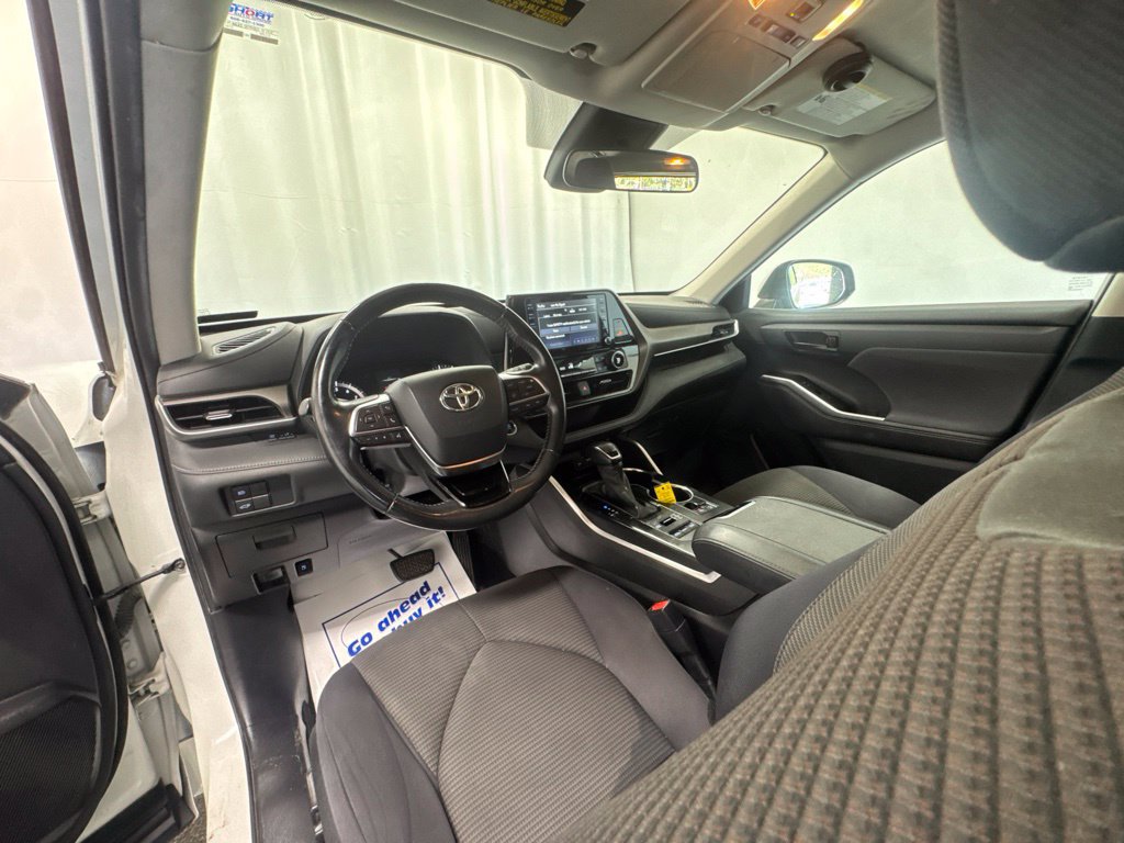 Used 2021 Toyota Highlander LE AWD/4WD image 30