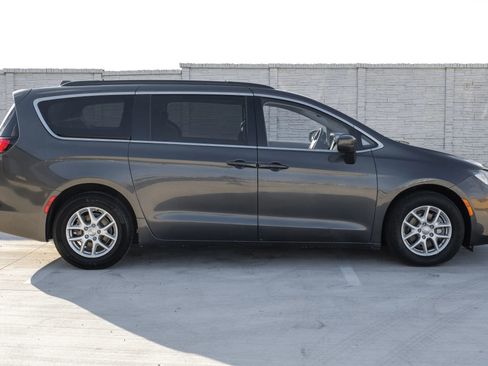 Used 2020 Chrysler Voyager Lxi image 8