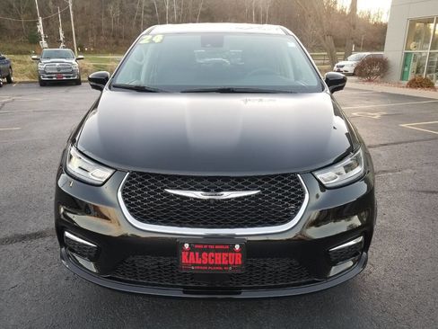 Certified 2024 Chrysler Pacifica Touring-L image 2