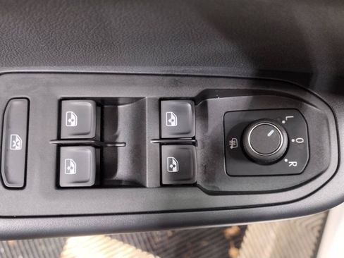 Certified 2025 Volkswagen Taos SE image 19