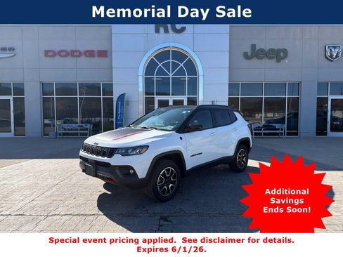 Used 2025 Jeep Compass Trailhawk AWD/4WD image 1