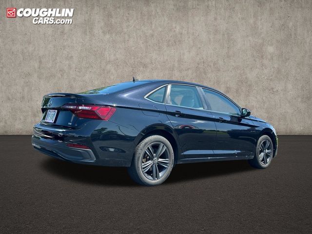 Used 2024 Volkswagen Jetta SE w/ Panoramic Sunroof Package FWD image 5