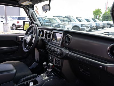 Used 2023 Jeep Wrangler Unlimited w/ Convenience Group AWD/4WD image 21
