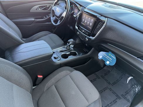 Certified 2023 Chevrolet Traverse LT w/ Rear Camera Mirror Package image 16