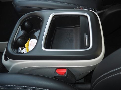 Used 2024 Chrysler Pacifica Touring-L image 22