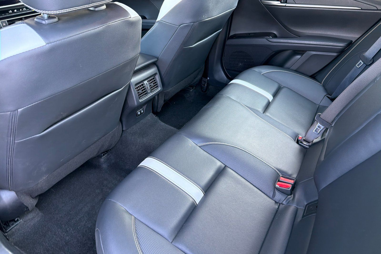 Used 2025 Toyota Camry SE FWD image 11