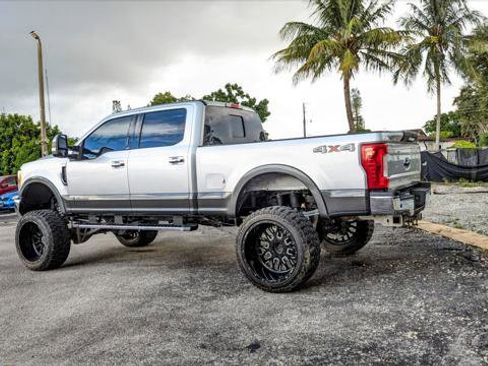 Used 2017 Ford F250 Lariat w/ Chrome Package image 4