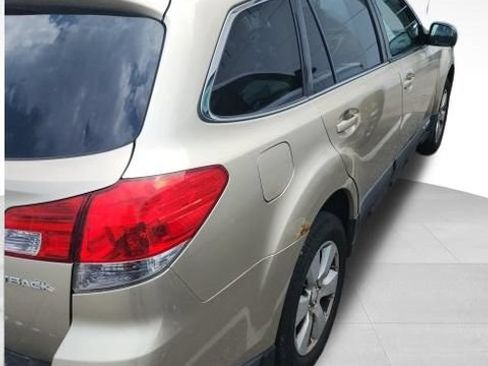 Used 2010 Subaru Outback 2.5i Premium AWD/4WD image 5