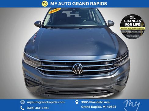 Used 2024 Volkswagen Tiguan SE AWD/4WD image 2