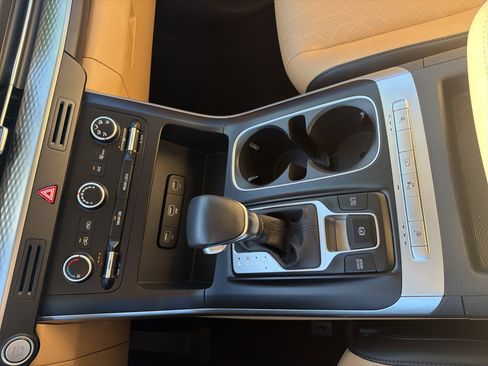 Used 2024 Kia Carnival LX image 7