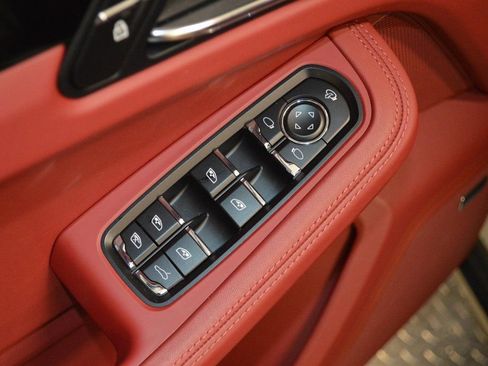 Certified 2025 Porsche Macan image 18