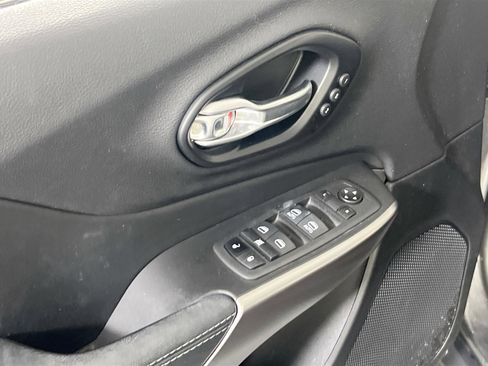 Used 2022 Jeep Cherokee Limited image 17