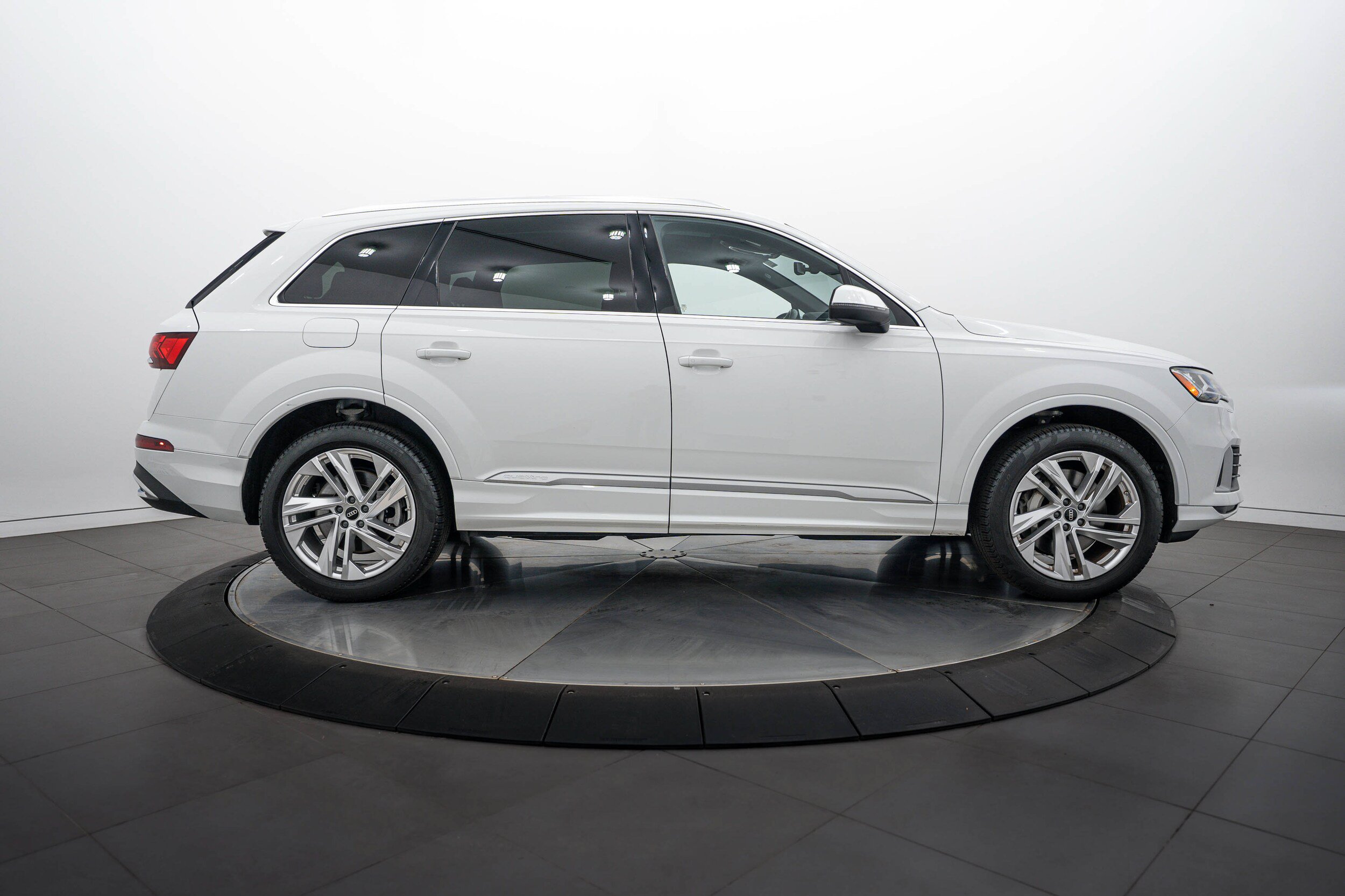Certified 2023 Audi Q7 2.0T Premium w/ Towing Package AWD/4WD image 2