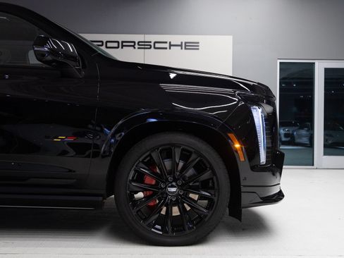 Used 2026 Cadillac Escalade ESV V w/ LPO, ONYX Package AWD/4WD image 11
