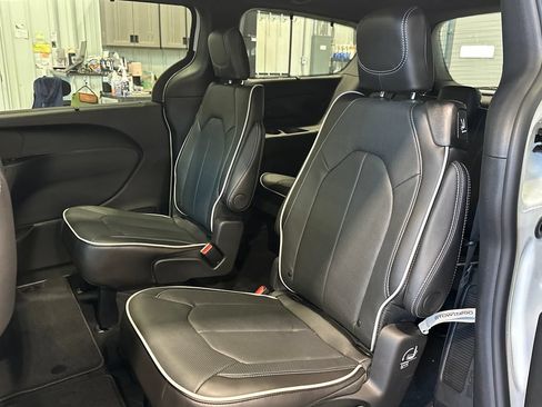 New 2027 Chrysler Pacifica Limited AWD/4WD image 24