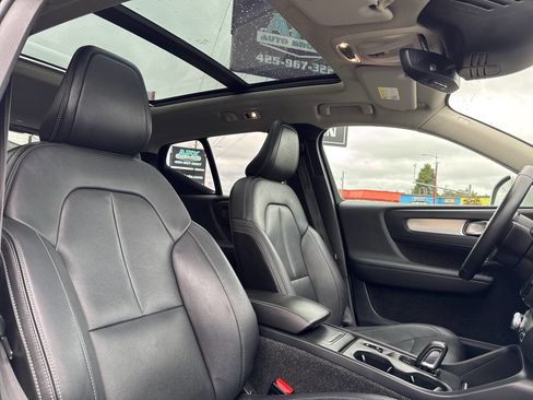 Used 2019 Volvo XC40 T5 Momentum image 16
