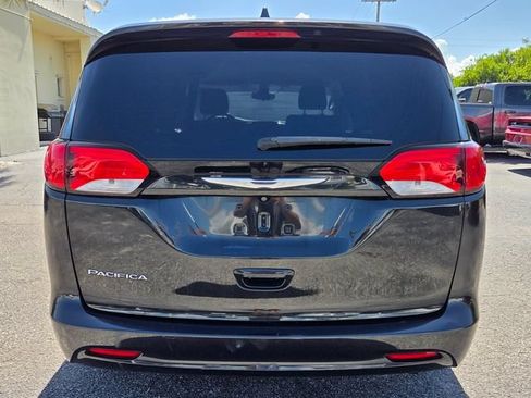 Used 2017 Chrysler Pacifica Touring FWD image 6