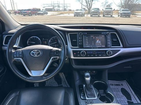 Used 2017 Toyota Highlander XLE AWD/4WD image 23