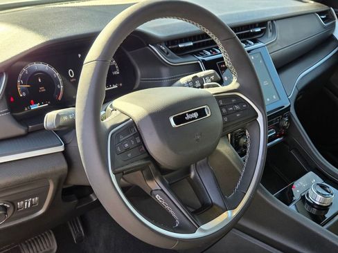 Used 2025 Jeep Grand Cherokee Laredo RWD image 25