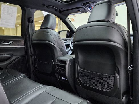 Used 2024 Jeep Grand Cherokee Limited AWD/4WD image 18