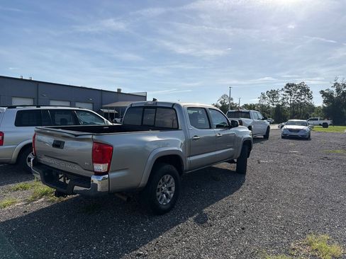 Used 2017 Toyota Tacoma SR5 w/ Tow Package RWD image 7