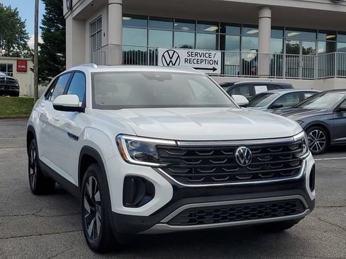 Used 2025 Volkswagen Atlas Cross Sport SE w/ Panoramic Sunroof Package FWD image 3