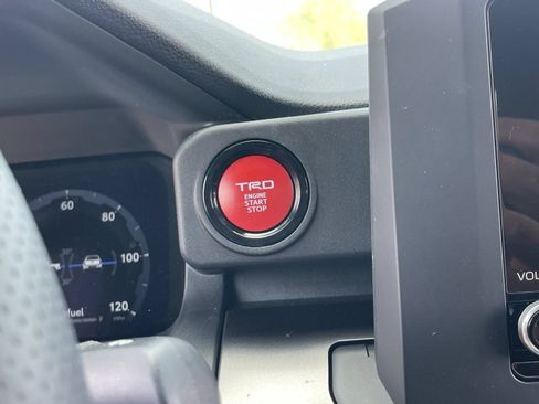 Used 2025 Toyota Tacoma TRD Sport AWD/4WD image 30