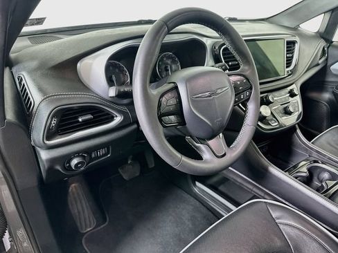 Used 2025 Chrysler Pacifica Limited FWD image 11