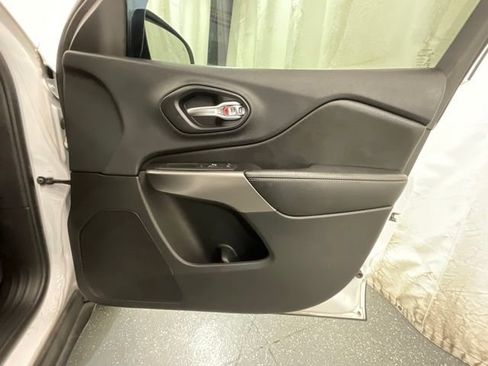 Used 2019 Jeep Cherokee Limited AWD/4WD image 22