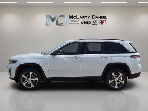 New 2026 Jeep Grand Cherokee Limited w/ Luxury Tech Group II AWD/4WD image 3