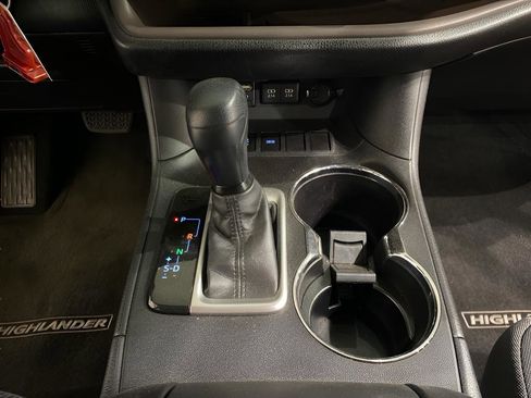 Used 2017 Toyota Highlander LE image 18